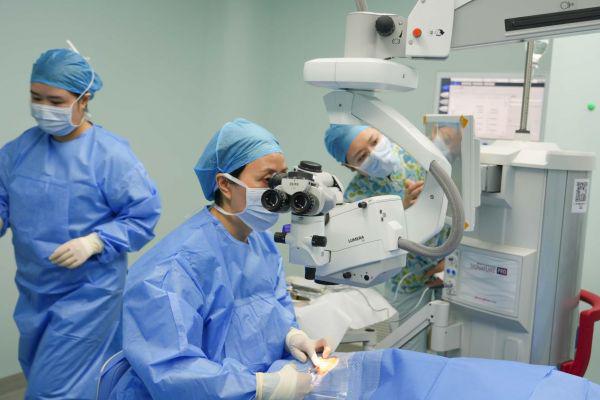 全国首批！臻无级晶体植入白内障手术在深圳普瑞完成